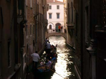 Gondole in manovra in un piccolo canale di Venezia